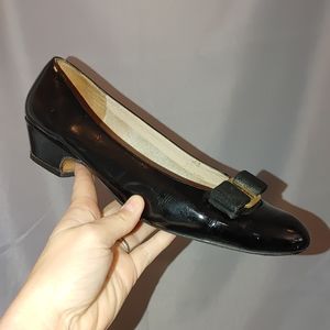 Salvatore Ferragamo Lillaz Bow Pump Black Glossy Patent Round Toe 10 Vintage